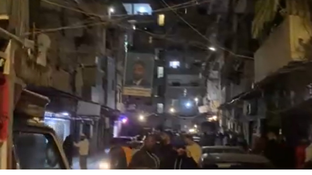 بالفيديو – ذعر في باب التبانة بطرابلس إثر انهيار شرفة منزل  