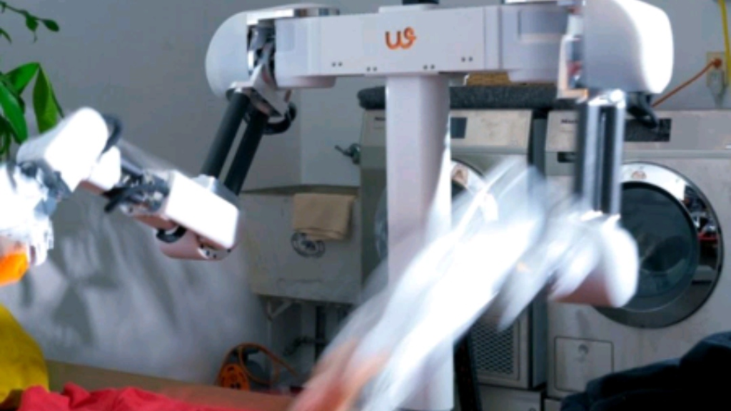 بمساعدة بشرية.. روبوت يقوم بطي الملابس