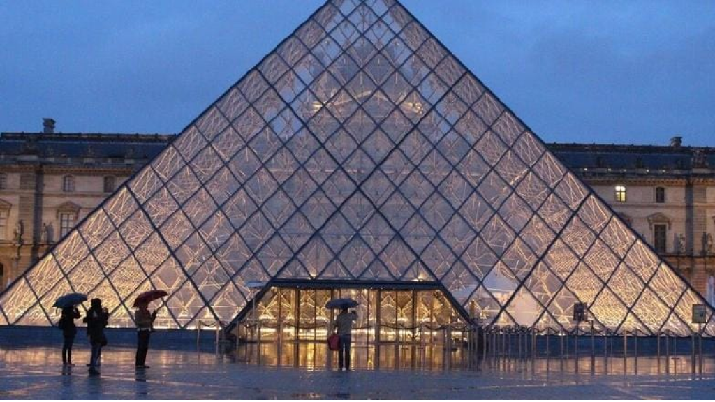 “الإليزيه”: إستقالة رئيسة متحف “اللوفر”