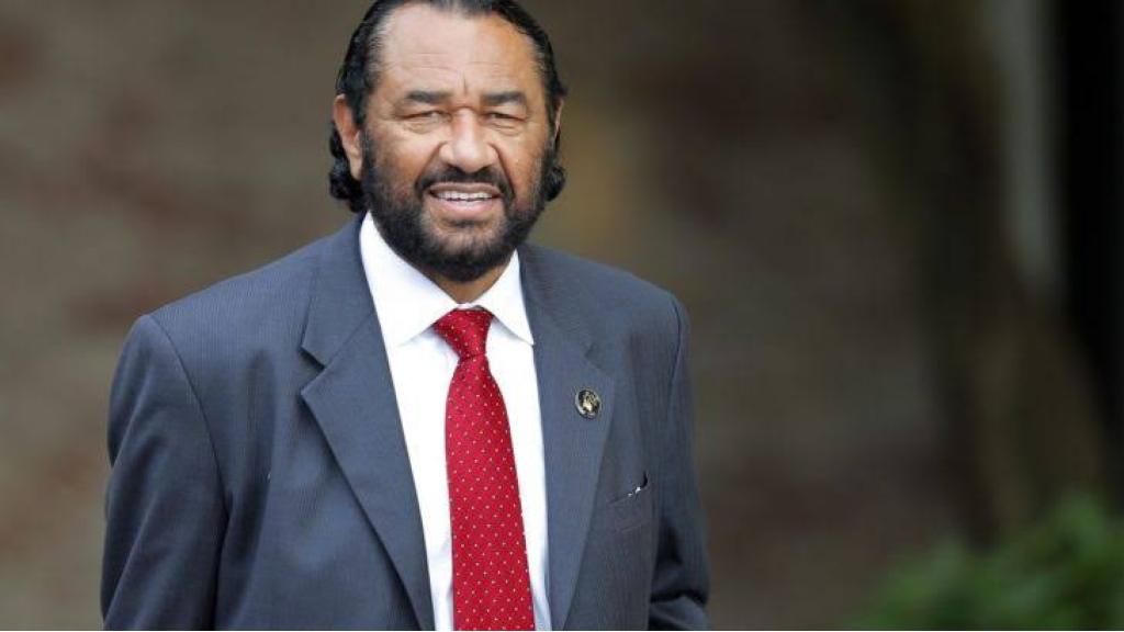 طرد النائب الديمقراطي آل غرين من خطاب ترامب بعد رفعه لافتة احتجاجية (فيديو)