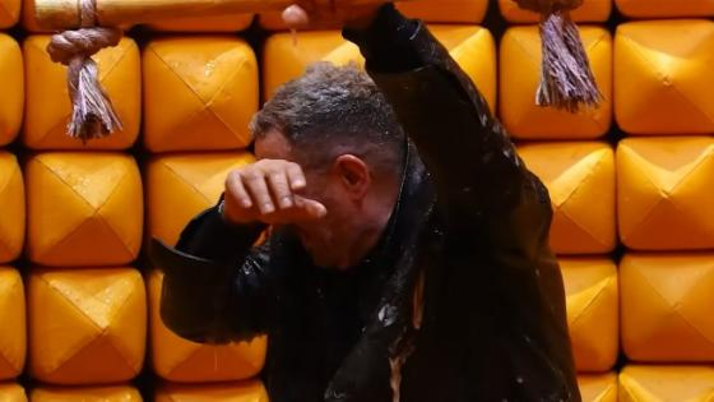 تعرّض لإصابة في ظهره.. فنان شهير ضحية رامز جلال ويتوعده بالانتقام (فيديو)