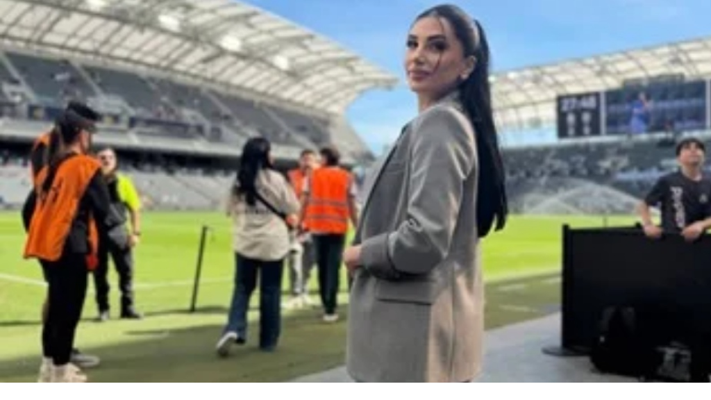 تألّقٌ لبناني-عالمي…سارينا كروس تُؤدّي النشيد الأميركيّ في مباراة Legends