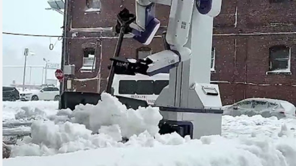 روبوت مزود بمجرفة يقوم بإزالة الثلوج في نيويورك (فيديو)