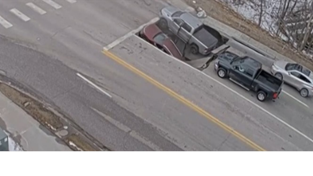 إنهيار مفاجىء للطريق في أميركا... الأرض 