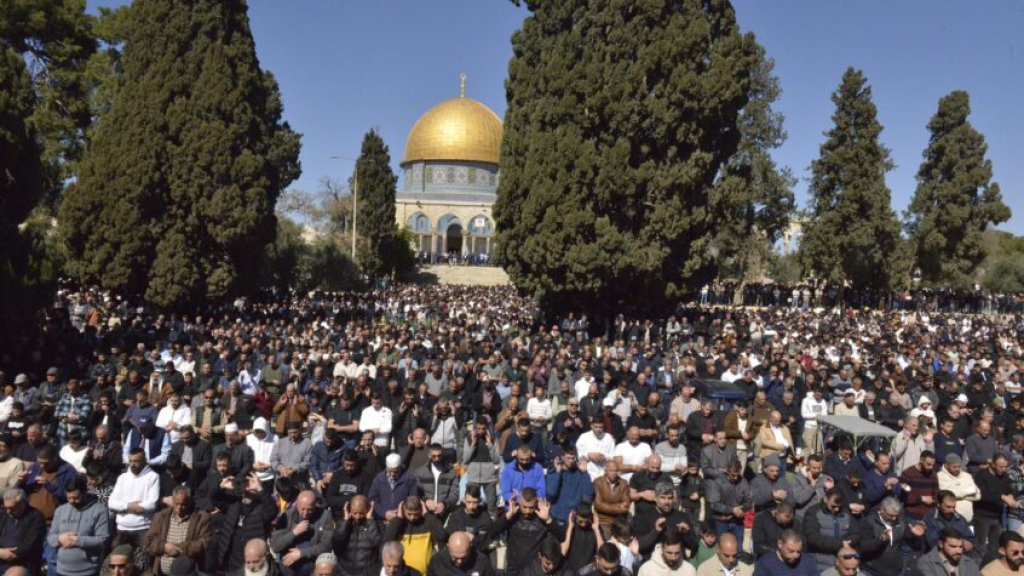 100 ألف مصلّ يؤدون صلاة الجمعة الثانية من رمضان في المسجد الأقصى