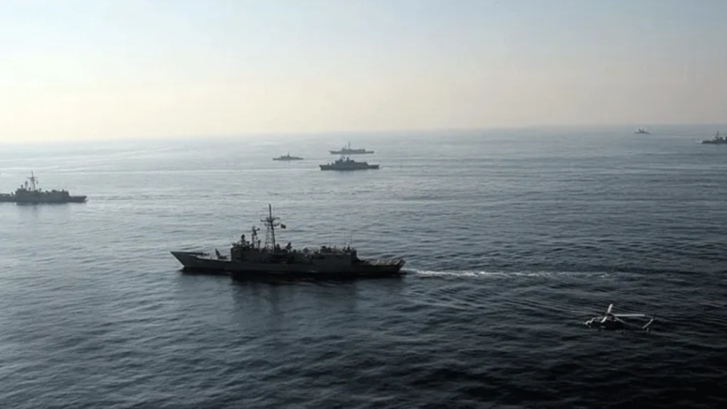 سفن تستقبل رسائل بمنع العبور.. هل تقدم إيران على غلق مضيق هرمز؟