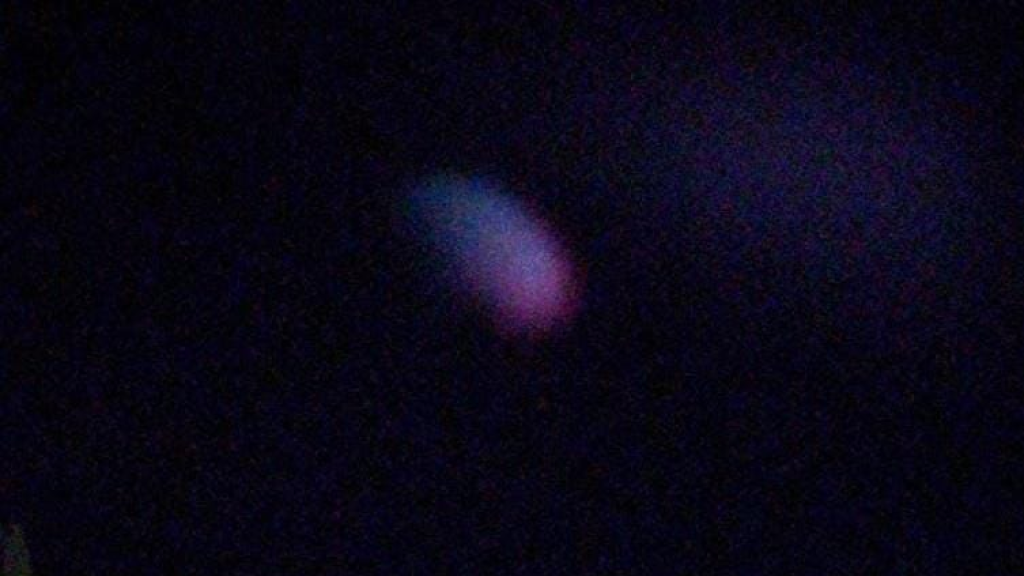 لون بنفسجي يلفت الأنظار في سماء لبنان تزامنًا مع مرور صواريخ