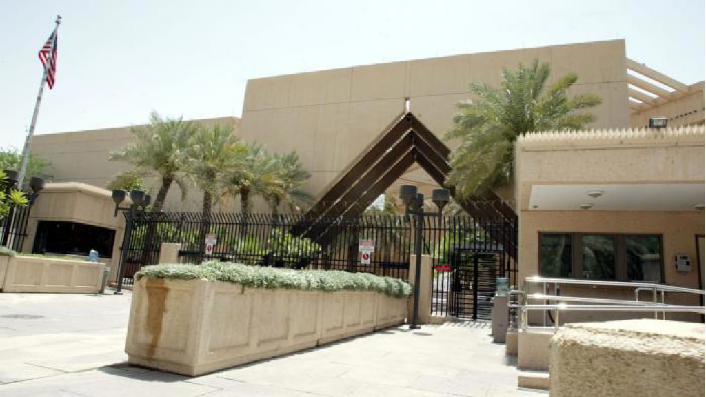 أنباء عن حريق في السفارة الأمريكية بالرياض بعد سماع انفجارات