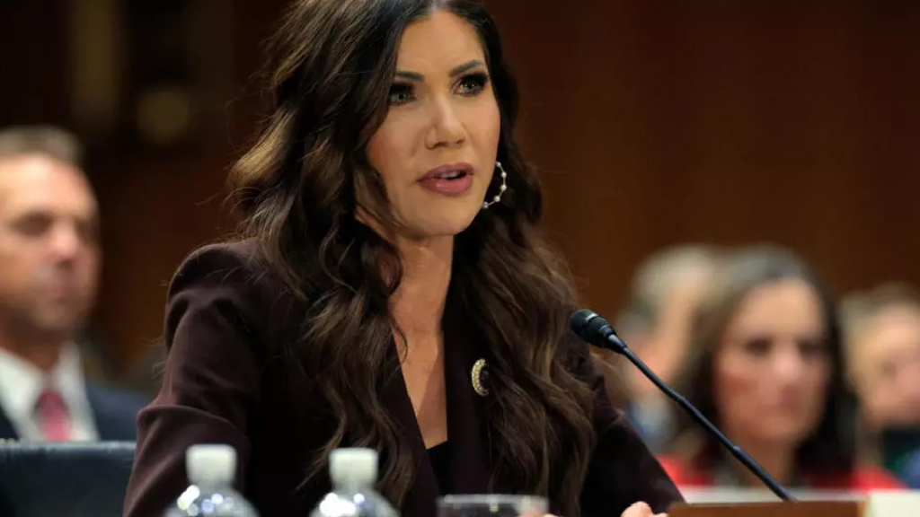 ترامب يقيل وزيرة الأمن الداخلي كريستي نويم 