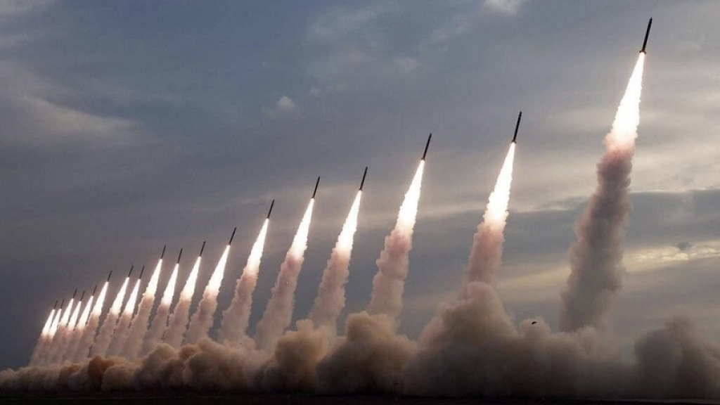 رشقة صاروخية من إيران نحو الأراضي المحتلة