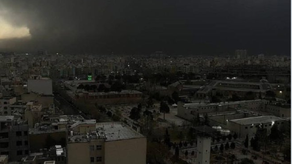 إيران.. أمطار مسودة اللون تتساقط بطهران
