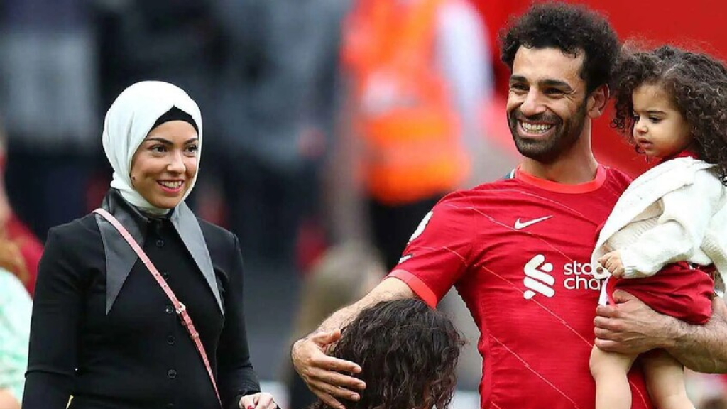 محمد صلاح يخطف الأضواء ويثير التكهنات بفيديو مع ابنته