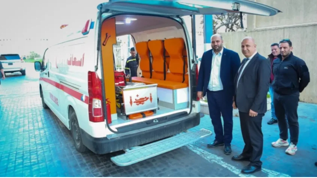 خريش تسلم 5 سيارات إسعاف مقدمة من العراق عبر وزارة الصحة