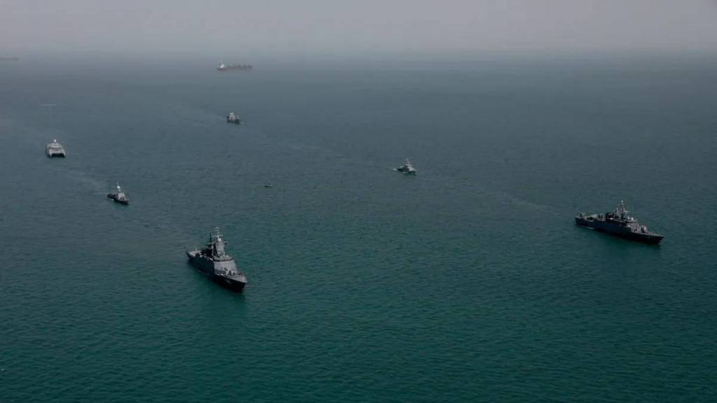 مضيق هرمز على صفيح ساخن… ثلاث سفن شحن في مرمى الهجمات