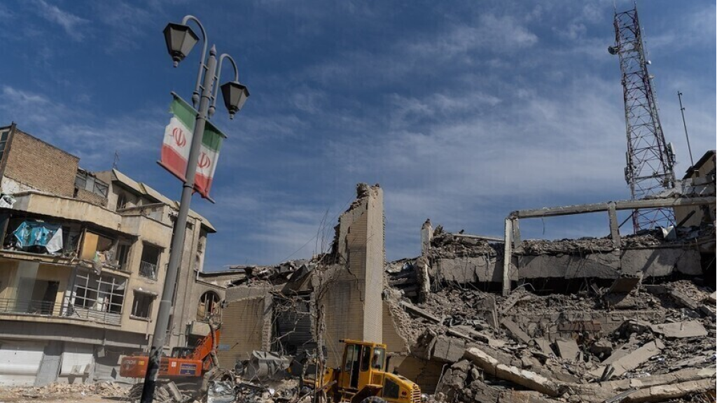 الديمقراطيون يطالبون وزير الحرب الأمريكي بتفسيرات عن قصف مدرسة للأطفال في إيران