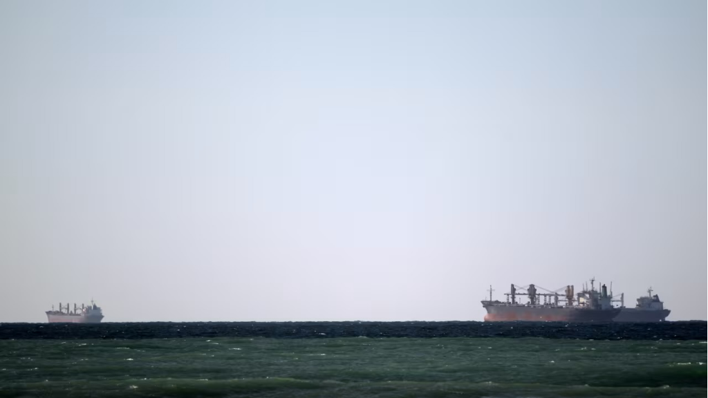 تضرر سفينة يابانية قرب مضيق هرمز