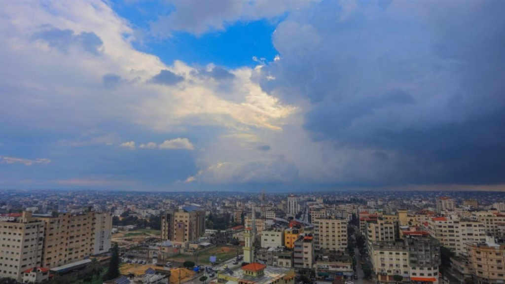 طقس متقلب اليوم وغدا يليه منخفض جويّ السبت