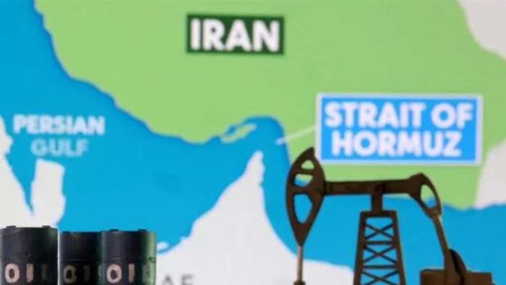 تحولات في المخزونات النفطية العالمية تؤشر على تغير موازين السوق