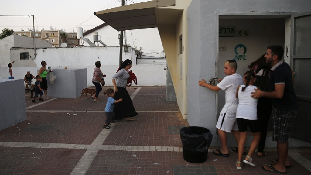 “يديعوت أحرونوت”: لا نريد قراءة “ضربة قاتلة لحزب الله” ونحن نركض إلى الملاجئ بثياب النوم!