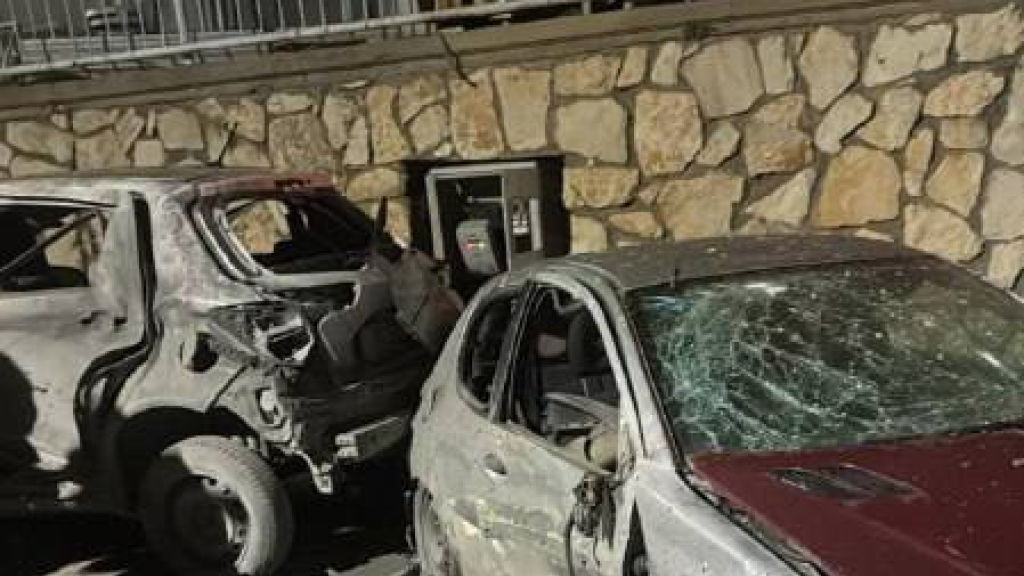 حرائقٌ وأضرار... هجوم صاروخي مشترك من إيران وحزب الله على إسرائيل (فيديو)