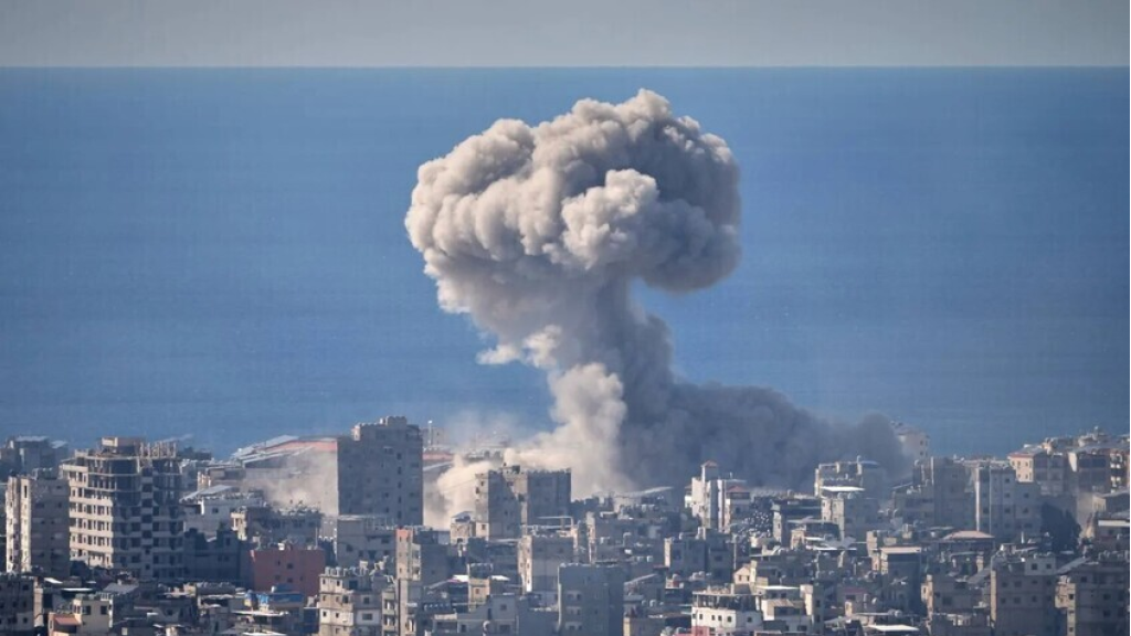 مقتل 12 طبيبا ومسعفا وممرضا في غارة إسرائيلية استهدفت مركزا طبيا جنوب لبنان