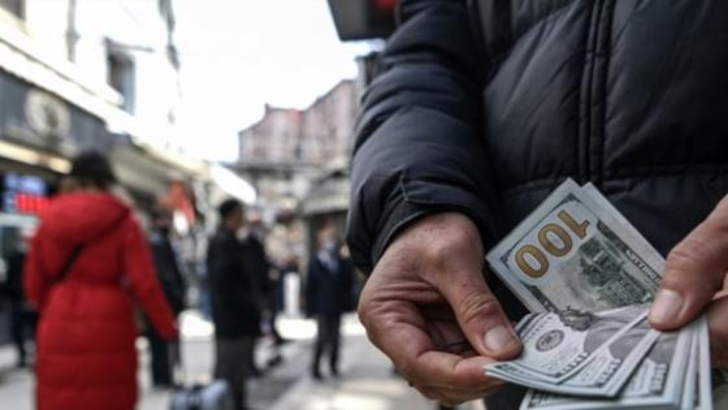 لا تصرفوا دولاراتكم عشوائيا.. نصائح اقتصادية للبنانيين في وقت الأزمات