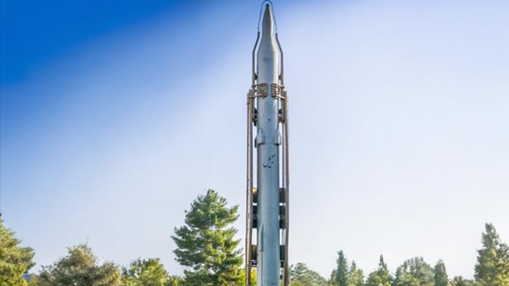 “الحرس الثوري” يعلن استخدام صاروخ “سجيل” لأول مرة