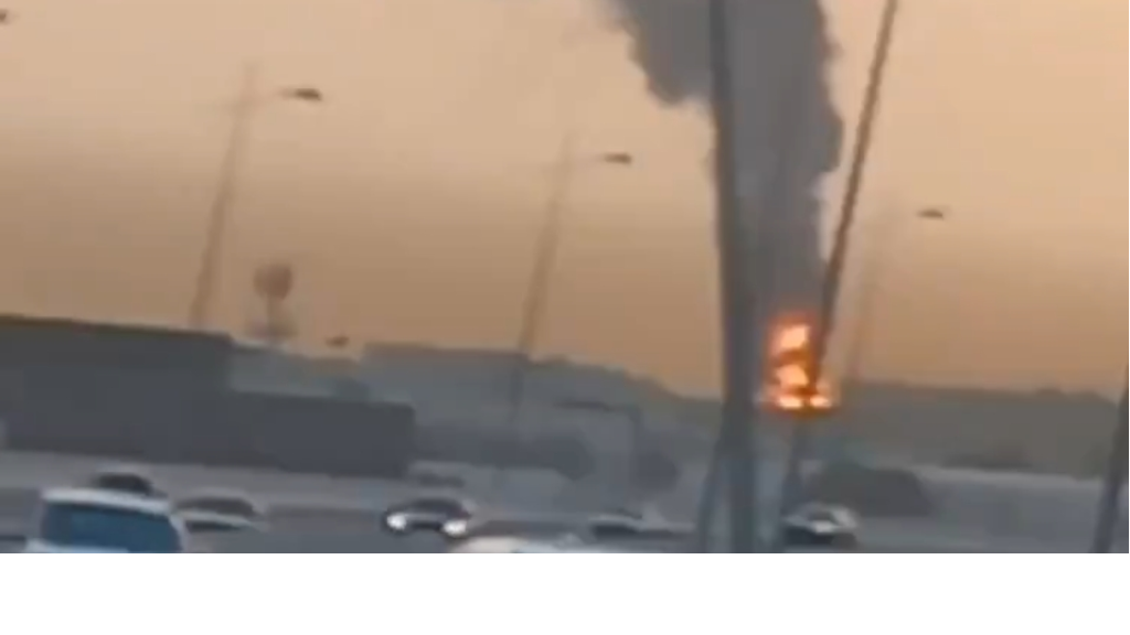 اندلع حريق في مطار دبي الدولي الذي استهدفته إيران بطائرات مسيرة (فيديو)