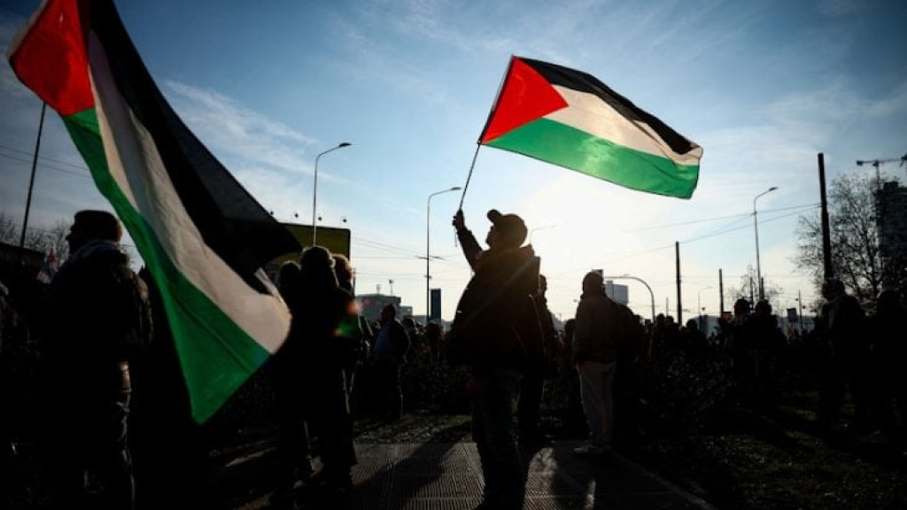 إسرائيل تجرّم حيازة العلم الفلسطيني أو رفعه.. ومركز “عدالة” يطالب بوقف الترهيب