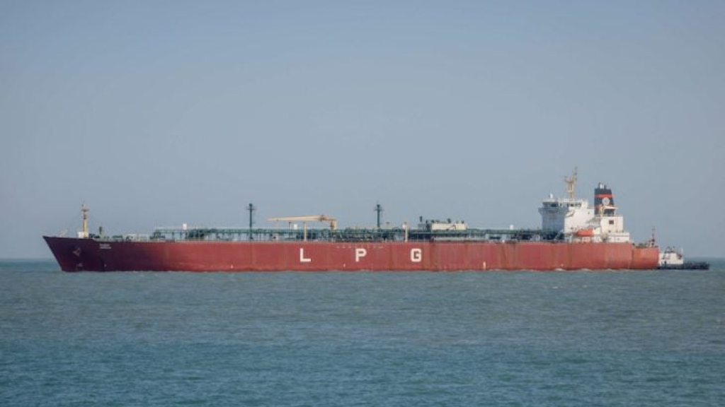 الجغرافيا ضد الدفاع: كيف تجعل المسافات بين الموانئ النفطية ومضيق هرمز الحماية العسكرية للسفن مهمة مستحيلة؟