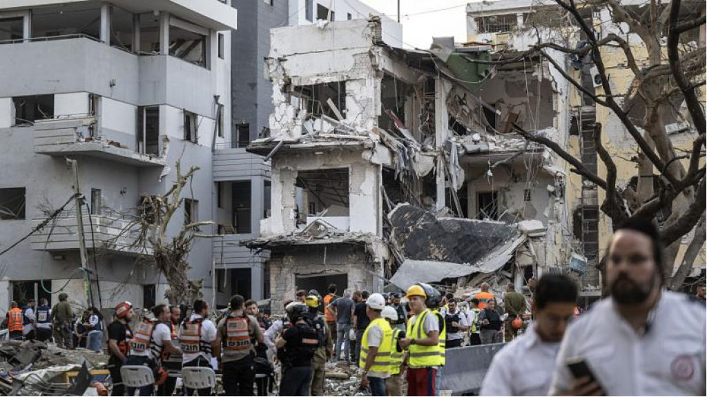 أنباء عن “حدث أمني بري” في تل أبيب: روايات تتحدث عن عملية إيرانية متزامنة مع هجوم صاروخي واسع