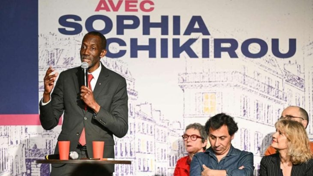 فرنسا.. حملة إعلامية وسياسية عنصرية ضد عمدة منتخب من أصول مالية