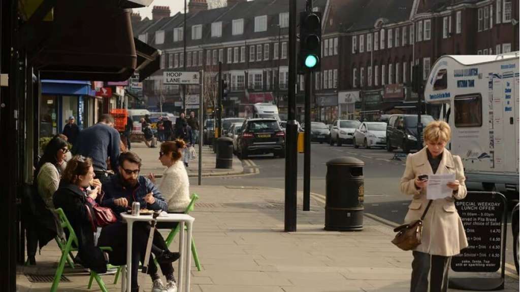 مجهولون يشعلون النار في سيارات إسعاف تابعة لمنظمة يهودية بلندن