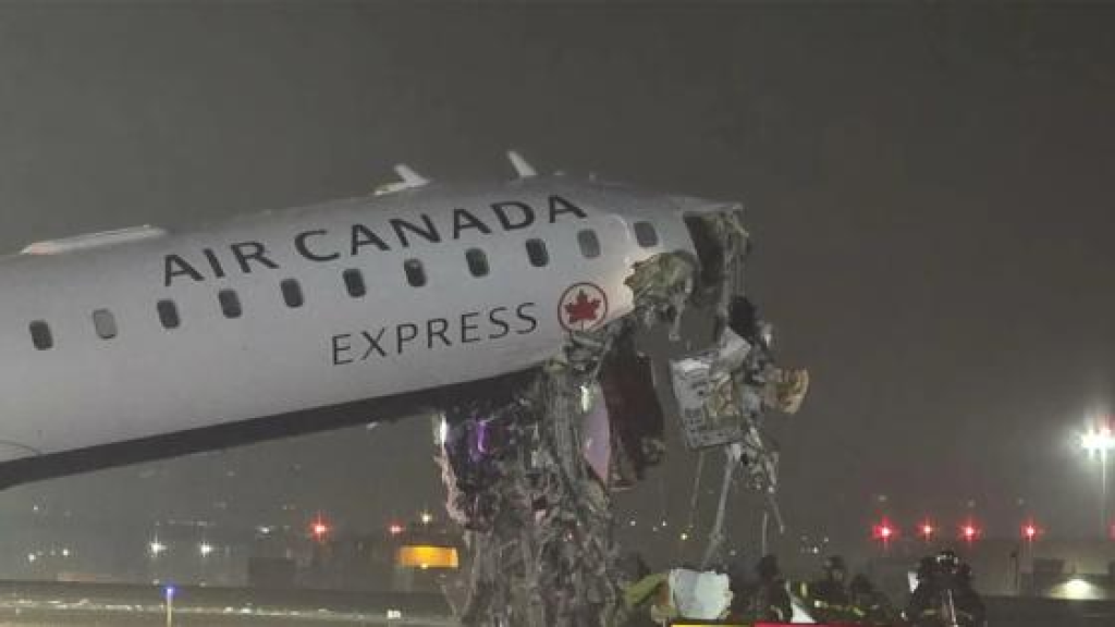 حادث تصادم طائرة بمركبة في مطار بنيويورك.. ومقتل شخصين