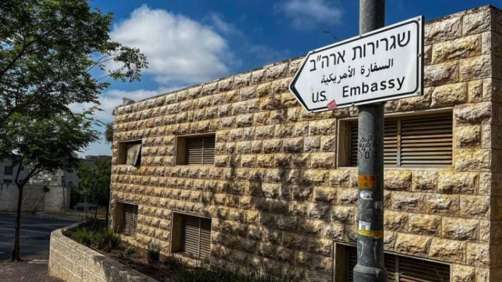 السفارة الأمريكية في إسرائيل تسير حافلات لنقل رعاياها إلى عمّان