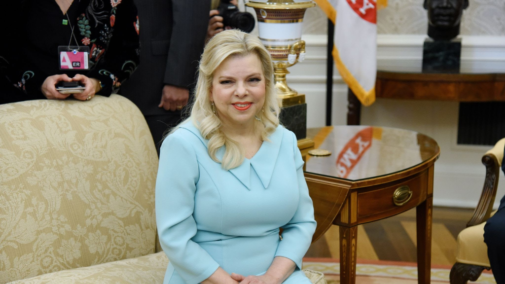 مغادرة سارة نتنياهو لتل أبيب تثير جدلا في إسرائيل (فيديو)