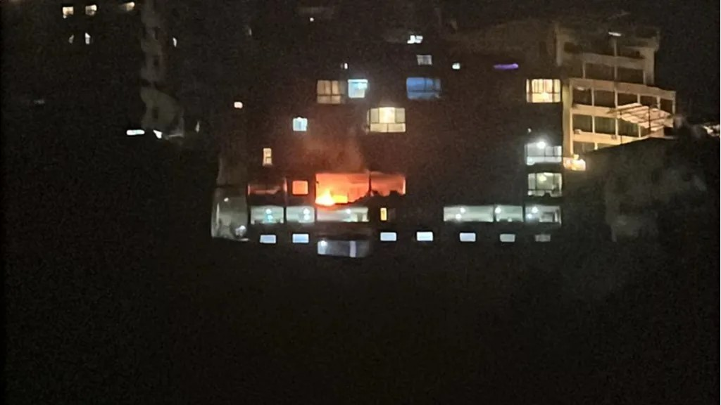 بالفيديو - غارة إسرائيلية تستهدف شقة سكنية في منطقة بشامون