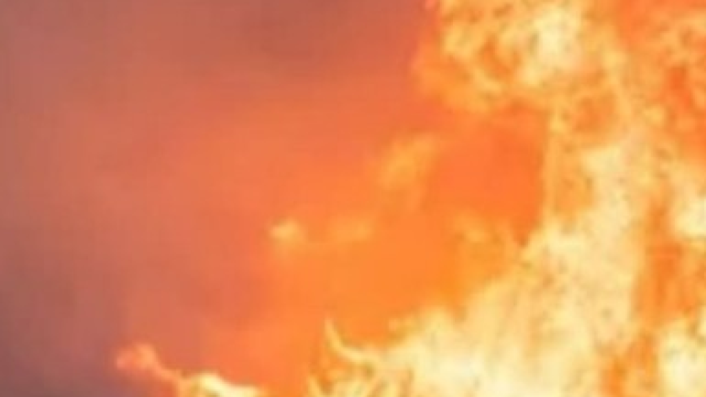 حريق ضخم يدمر المحكمة التاريخية في جورجيا الأمريكية ويهدم برج الجرس (فيديو)