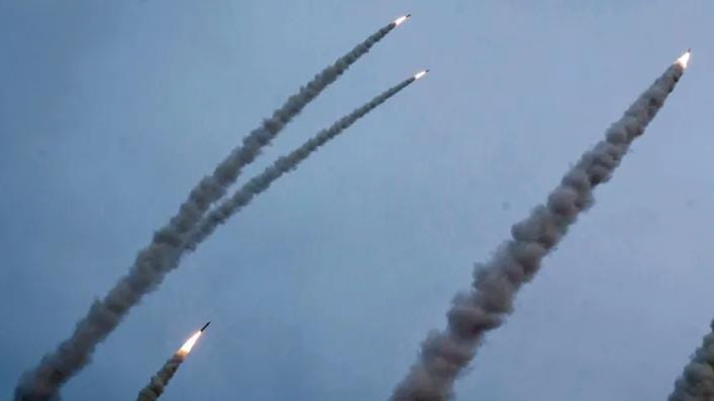 إطلاق أكثر من 30 صاروخًا باتجاه حيفا و”نهاريا”.. واستهداف مبنى