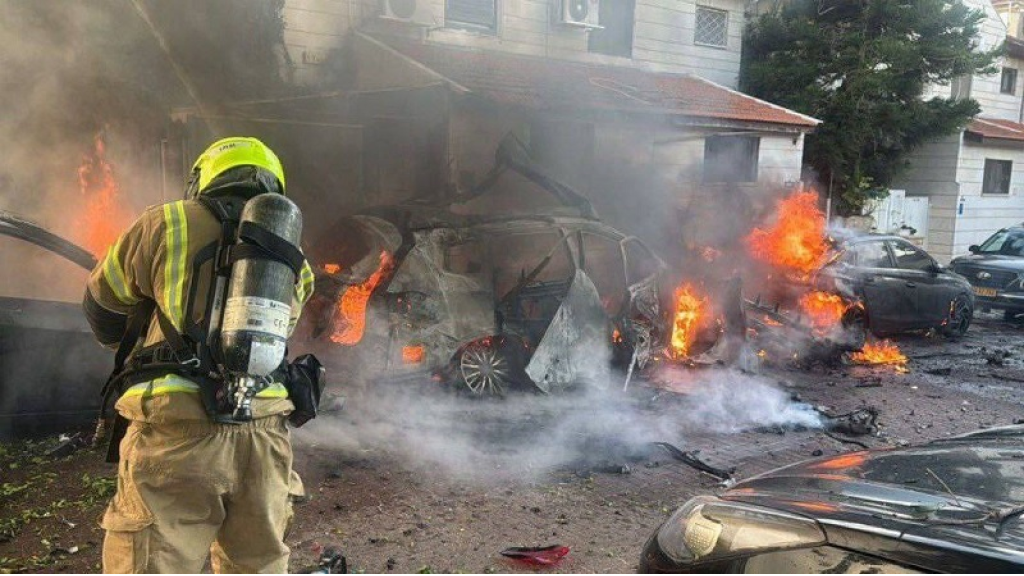 إصابات خطيرة في بني براك.. وسقوط شظايا صاروخية وسط الأراضي المحتلة