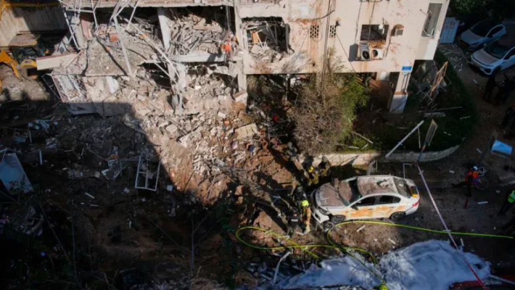 دمار كبير وجرحى في هجوم صاروخي لإيران على 