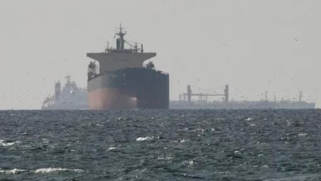 إيران تخفف القيود المفروضة على المرور عبر مضيق هرمز