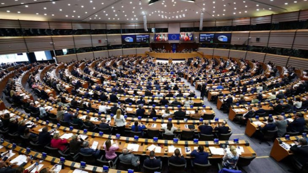 البرلمان الأوروبي يقر السماح بترحيل المهاجرين إلى مراكز خارج حدود الدول الأعضاء