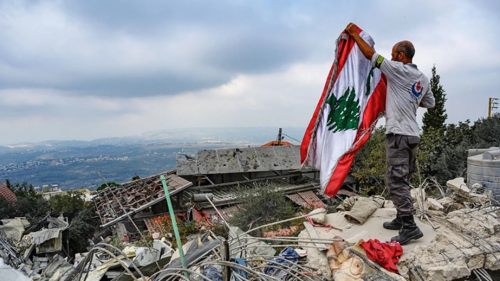 لبنان تحت النار ..نزوح متزايد وعزلة 150 ألف شخص بسبب تدمير الجسور