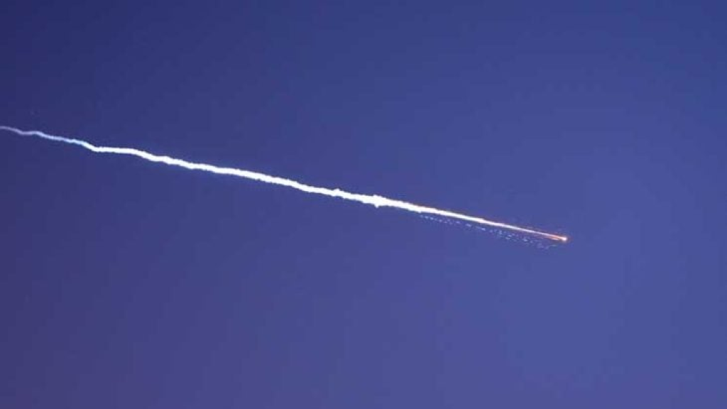 ثلاث موجات صاروخية من إيران و”حزب الله” تستهدف إسرائيل