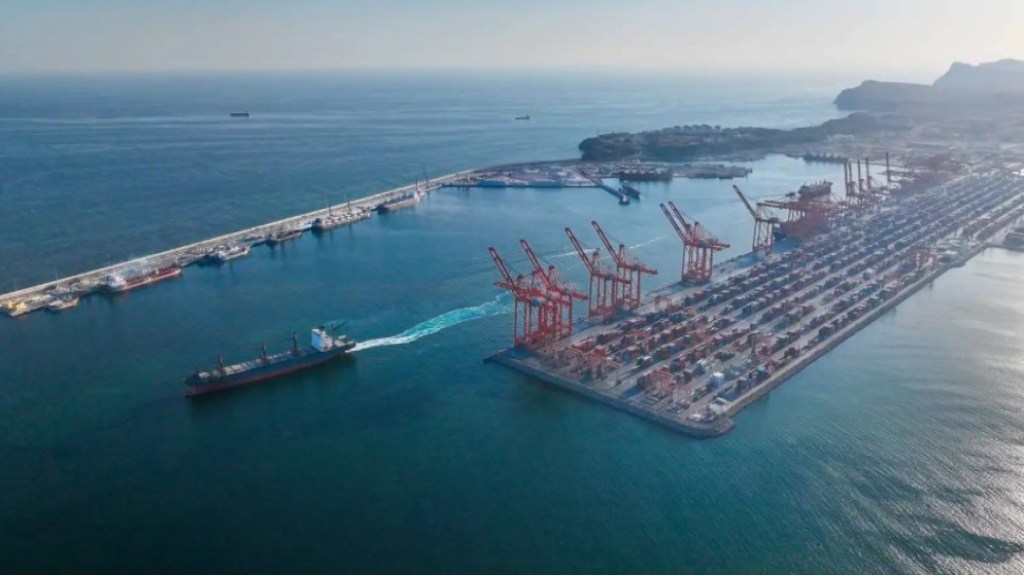 إيران تستهدف سفينة أميركية في سلطنة عمان