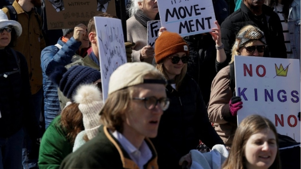 احتجاجات “لا ملوك” تتصاعد في أمريكا رفضا لسياسات دونالد ترامب والحرب على إيران