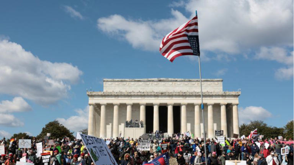 انطلاق آلاف الاحتجاجات ضد سياسات ترامب بأنحاء أمريكا