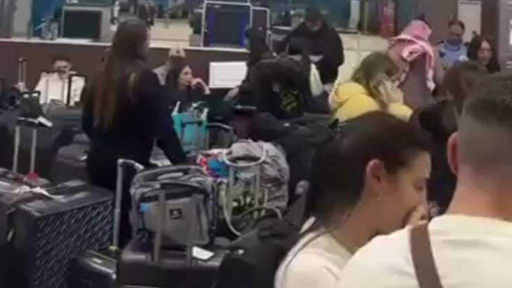 مئات الإسرائيليين عالقون في مطار العقبة بعد تعليق الأردن رحلات لشركة “أركياع”