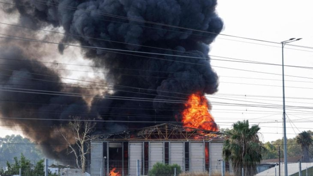 اشتباه بتسرب مواد خطيرة بعد حريق بمصنع كيماويات إسرائيلي إثر رشقة صاروخية إيرانية